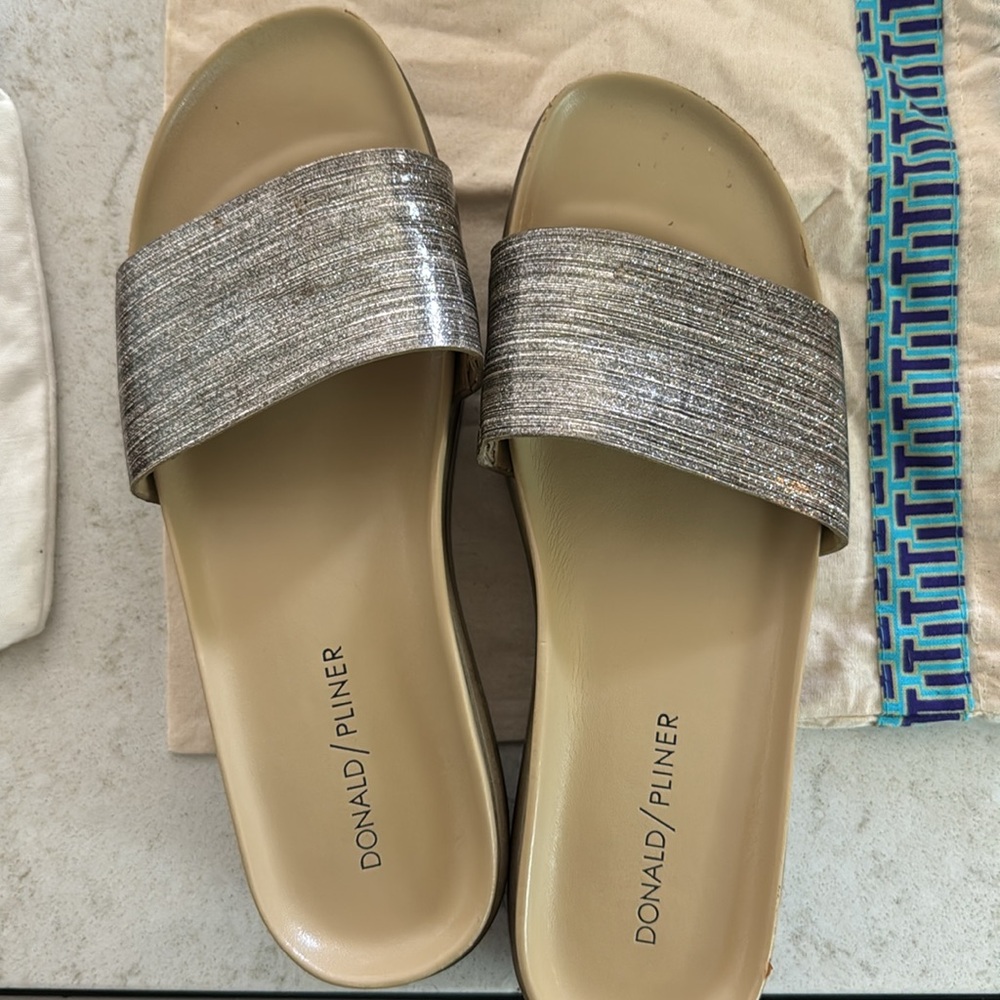 Donald pliner platform Fifi sandal Excellent condition gold - Picture 3 of 11